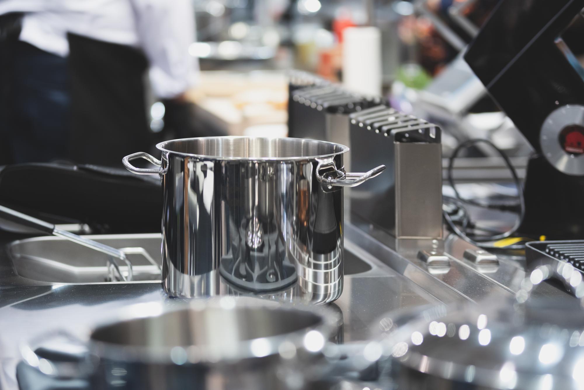 Set cucina professionale, superficie elegante e utensili in ordine